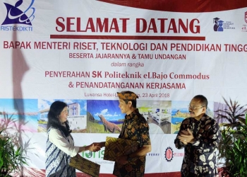 Penyerahan SK Politeknik eLBajo Commodus